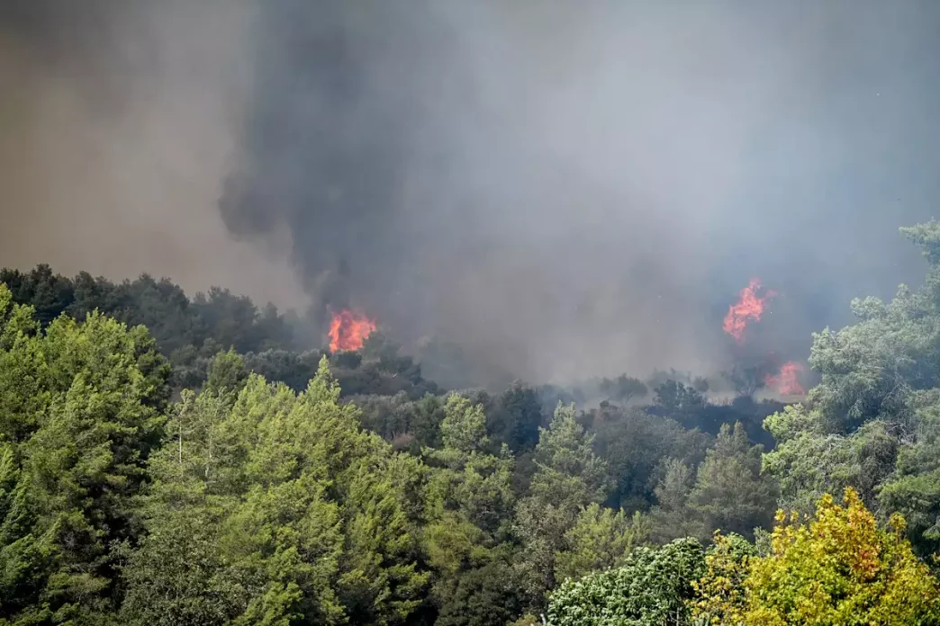 Ηλεία: βελτιώνεται η κατάσταση με τη φωτιά στο Γεράκι Αμαλιάδας