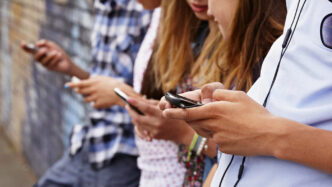 Gen Z: Χαρακτηριστικά και διαφορές με τις προηγούμενες γενιές