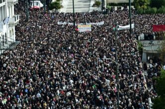 Τα Τέμπη αποκαλύπτουν πολιτικές αδικίες και αναγκάζουν την κυβέρνηση να αναλάβει ευθύνες