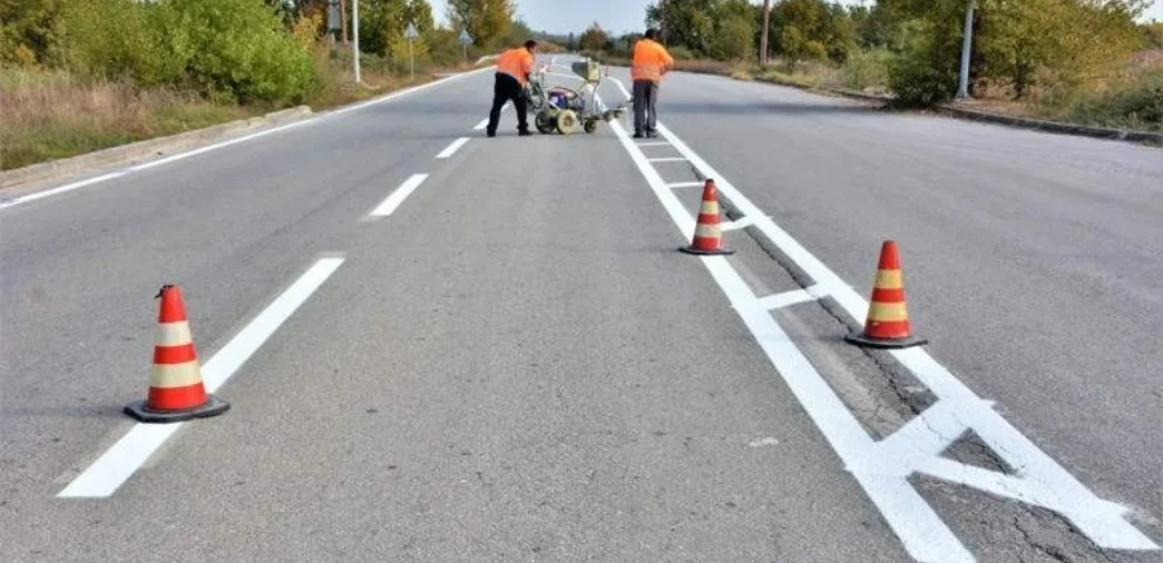 Διαγραμμίσεις σε επαρχιακούς δρόμους στη Μεσήμβρια και τον Βαθύλακκο από την ΠΚΜ