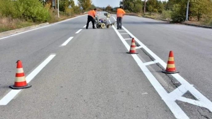 Διαγραμμίσεις σε επαρχιακούς δρόμους στη Μεσήμβρια και τον Βαθύλακκο από την ΠΚΜ