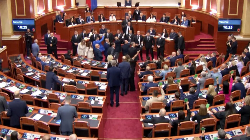 Αλβανία: Ένταση στη Βουλή μετά τον διορισμό ρομπότ-υπουργού κατά της διαφθοράς
