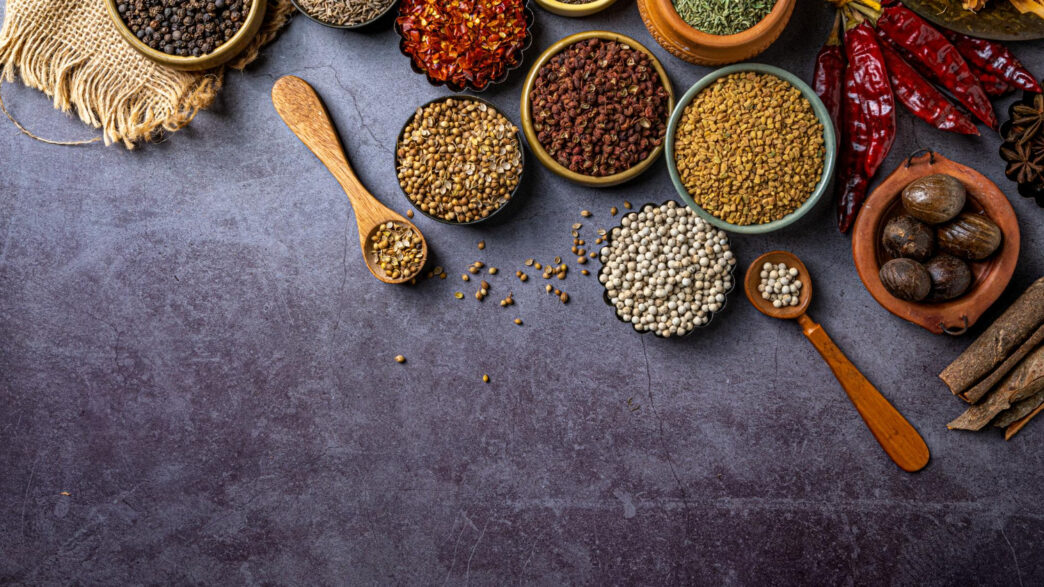 Αλεσμένα και ολόκληρα μπαχαρικά στη χονδρική: πώς επηρεάζουν ποιότητα, άρωμα και χρήση