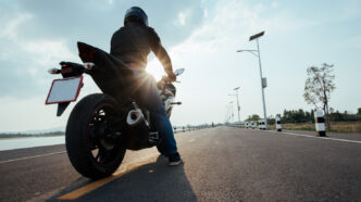 Η Οδήγηση Μοτοσικλέτας: Πάθος, Ασφάλεια και τα Κατάλληλα Αξεσουάρ
